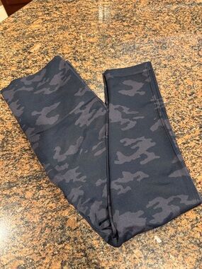 SPANX Seamless Camo pattern Leggings. 
Sz XL
